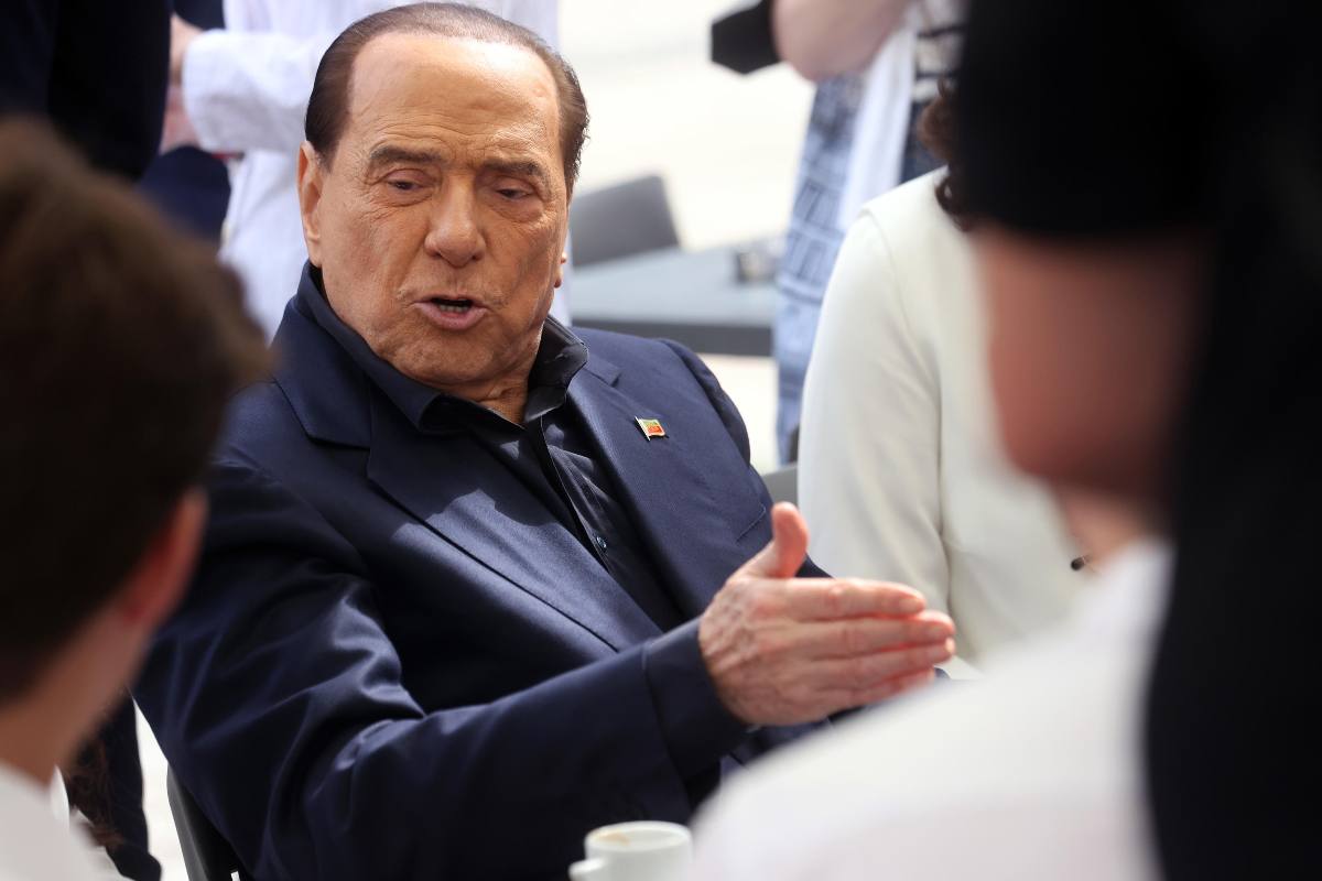 Il compianto Silvio Berlusconi mentre era presente a una conferenza