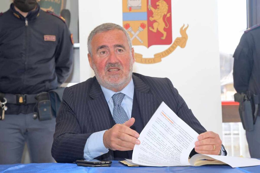 L'ex procuratore di Pavia Venditti durante una conferenza stampa