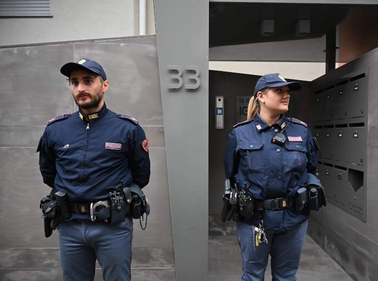 Agenti della polizia davanti al portone