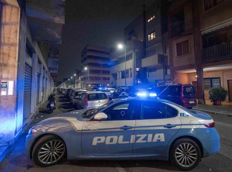 Auto della polizia ferma in strada