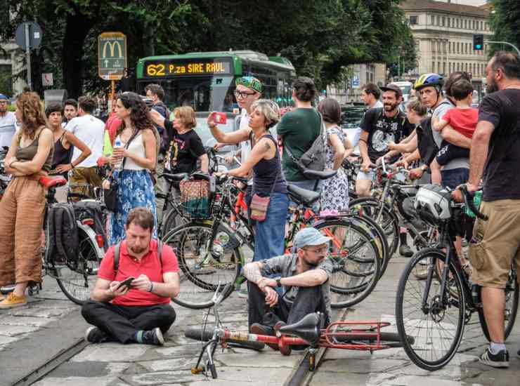 Tante biciclette in strada