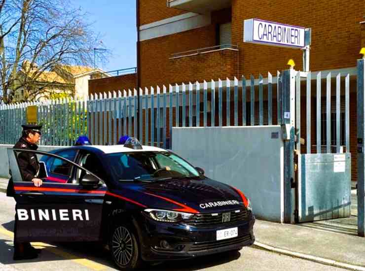 Una pattuglia dei carabinieri davanti alla caserma
