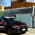 Auto dei carabinieri fuori dalla caserma