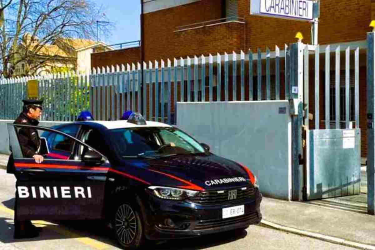 Auto dei carabinieri fuori dalla caserma