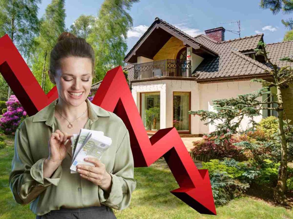 sfondo casa e freccia in giù con donna con banconote in mano