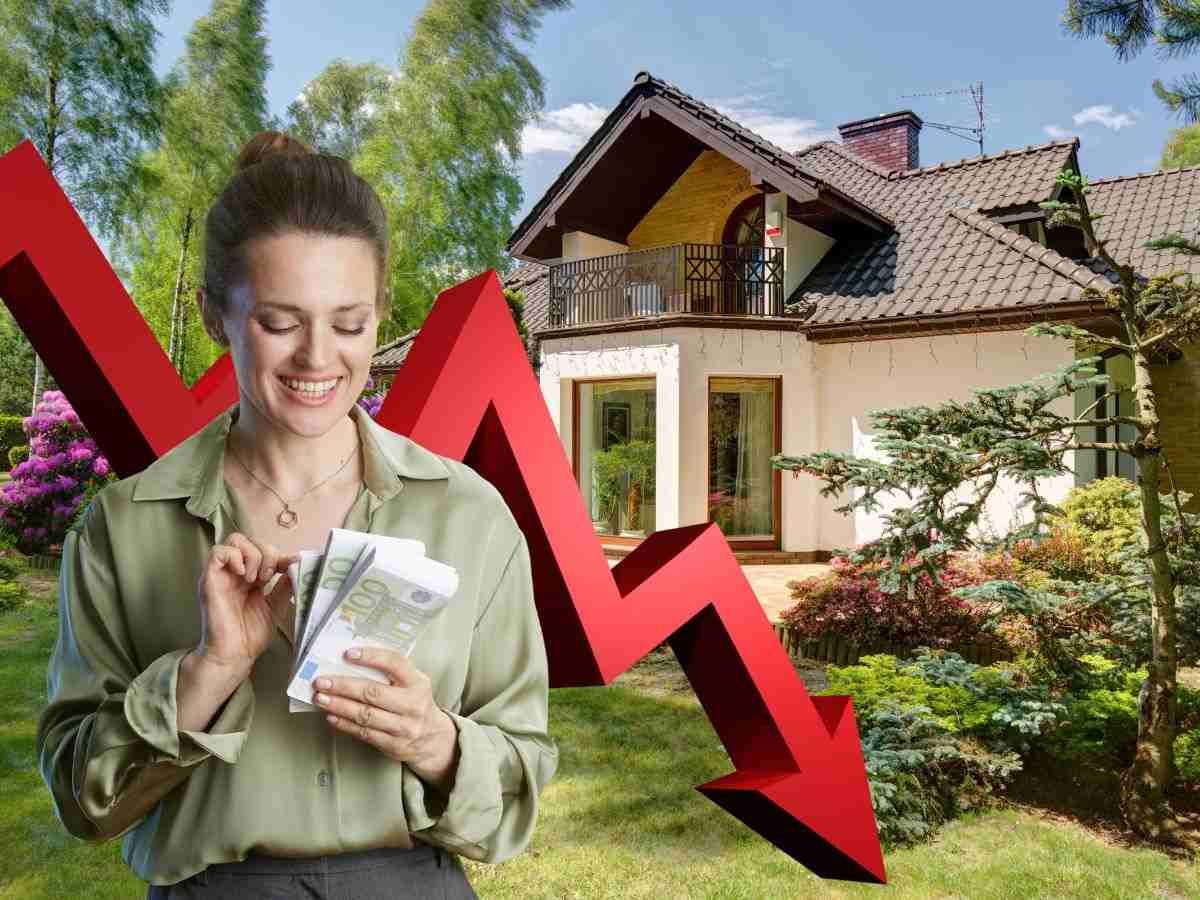 sfondo casa e freccia in giù con donna con banconote in mano