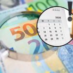 sfondo banconote euro con lente d'ingrandimento e tondo con calendario 2026 e punto esclamativo