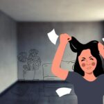 Una donna si strappa i capelli per i debiti
