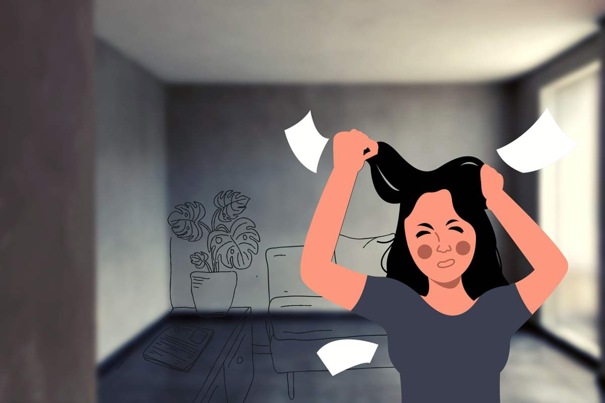 Una donna si strappa i capelli per i debiti