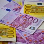 Soldi euro tavolo