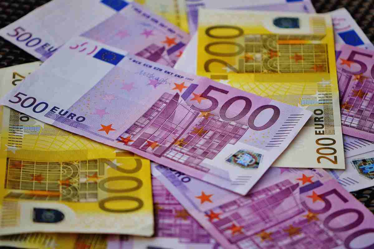 Soldi euro tavolo