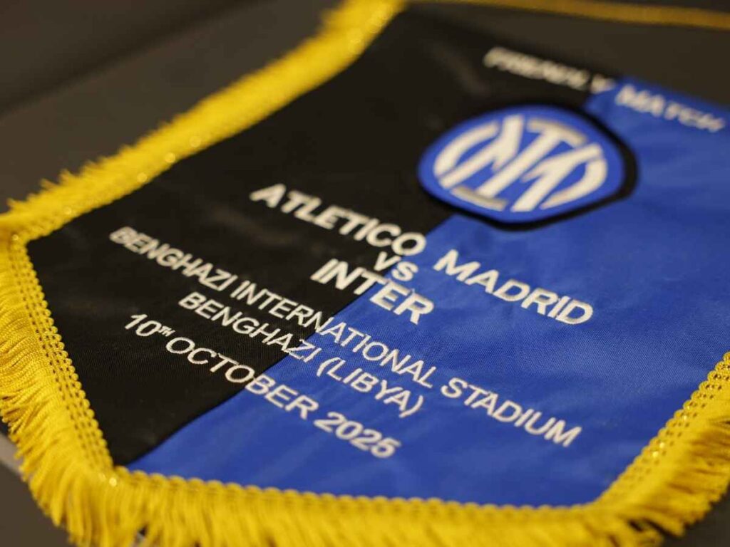 Il gagliardetto che Inter e Atletico si sono scambiate prima del match
