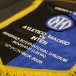 Il gagliardetto che Inter e Atletico si sono scambiate prima del match