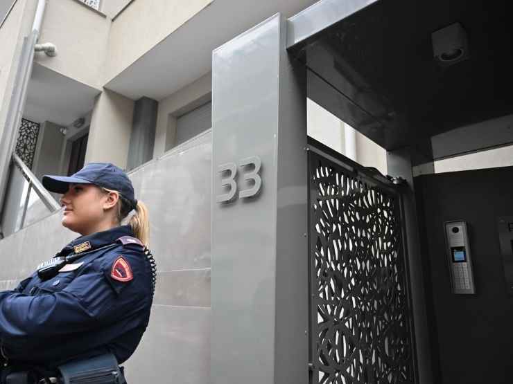 La polizia sotto l'appartamento di Pamela Genini a Milano