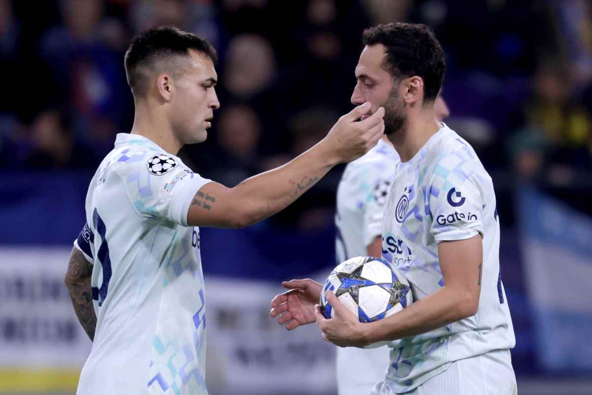 Lautaro Martinez e Calhanoglu esultano dopo un gol dell'Inter