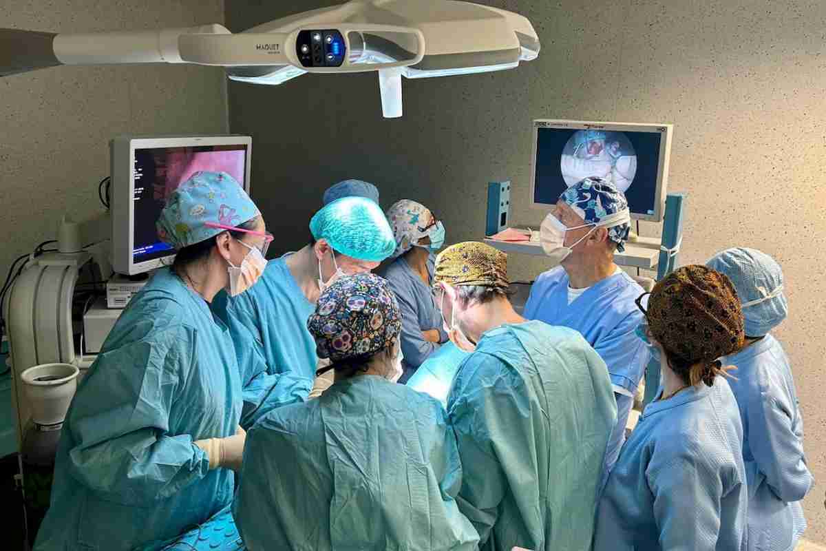 Medici durante un intervento