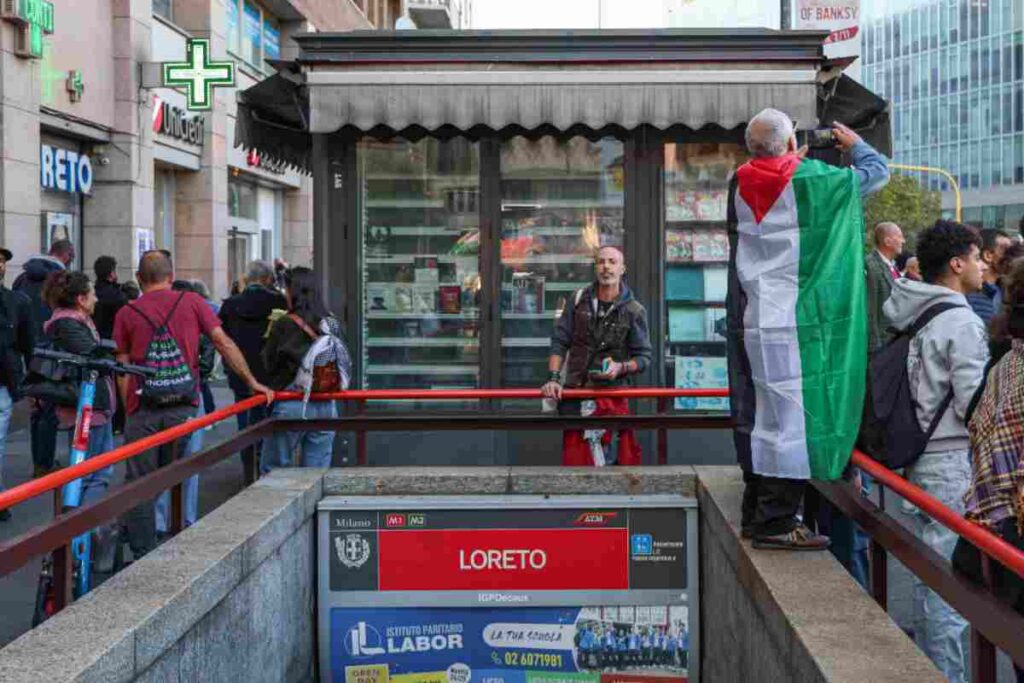 Presidio per la Palestina che si è tenuto questa sera a Milano, da piazzale Loreto a piazza della Scala