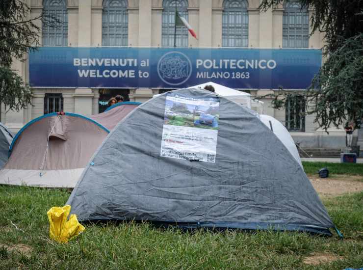 La protesta per il caro affitti a Milano