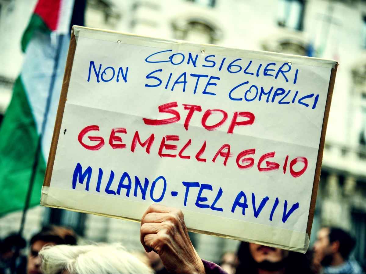 Milano, cartello per lo stop al gemellaggio