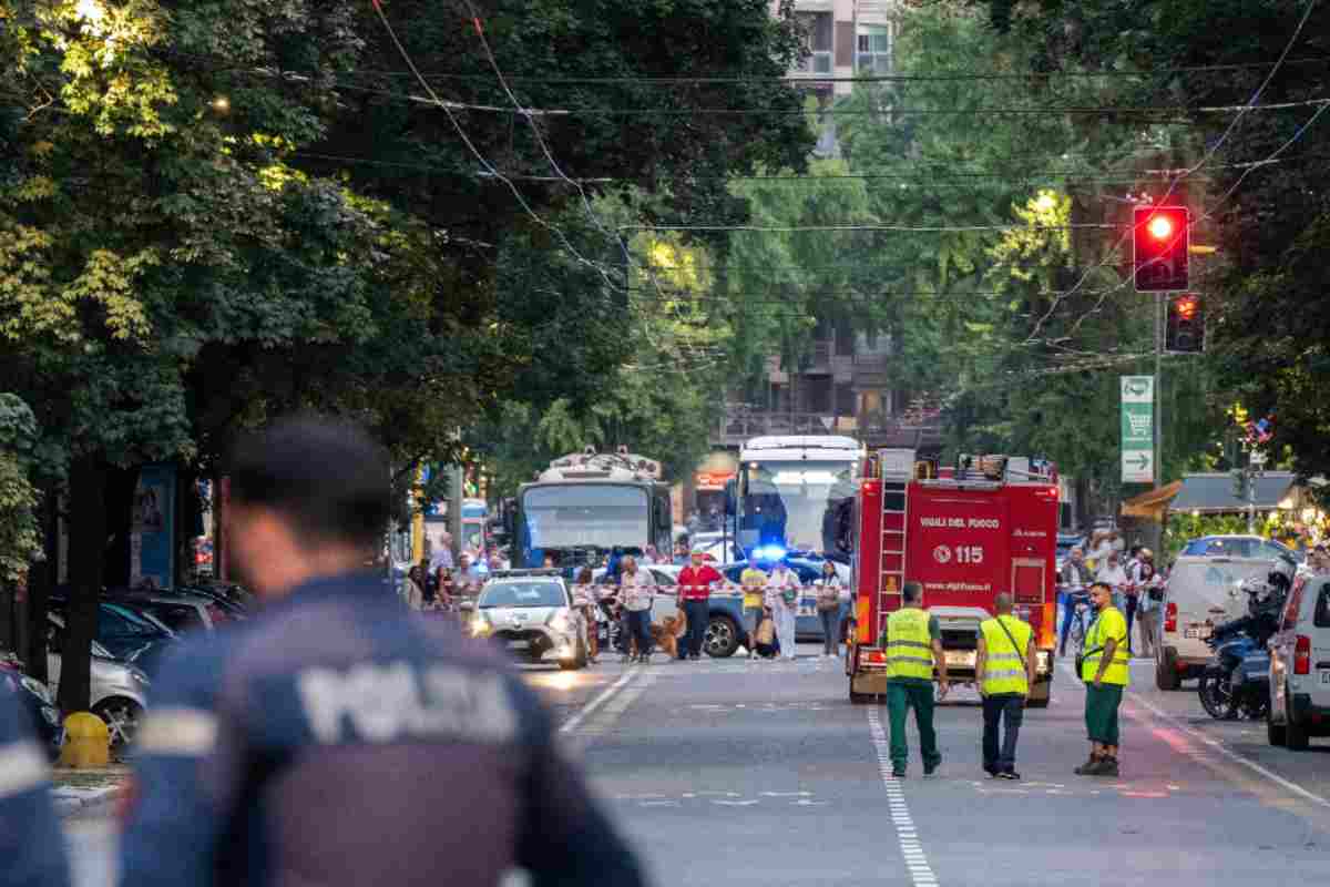 Vigili del fuoco in azione a Milano