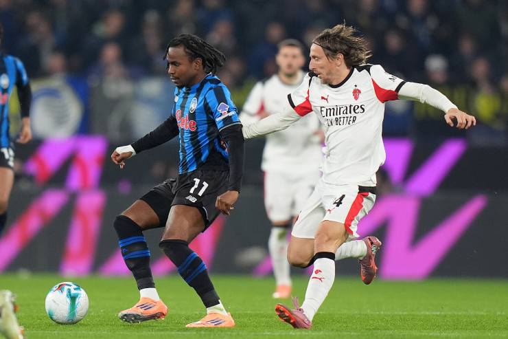 Modric marca Lookman durante Atalanta-Milan
