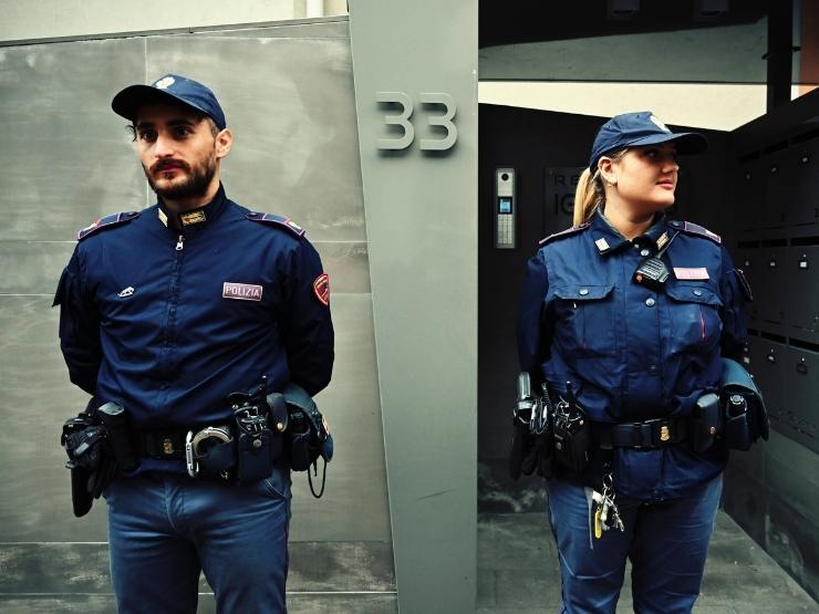 Polizia sotto l'appartamento di Pamela Genini, uccisa da Gianluca Soncin