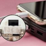 sfondo smartphone in carica e tondo con tv su mobiletto