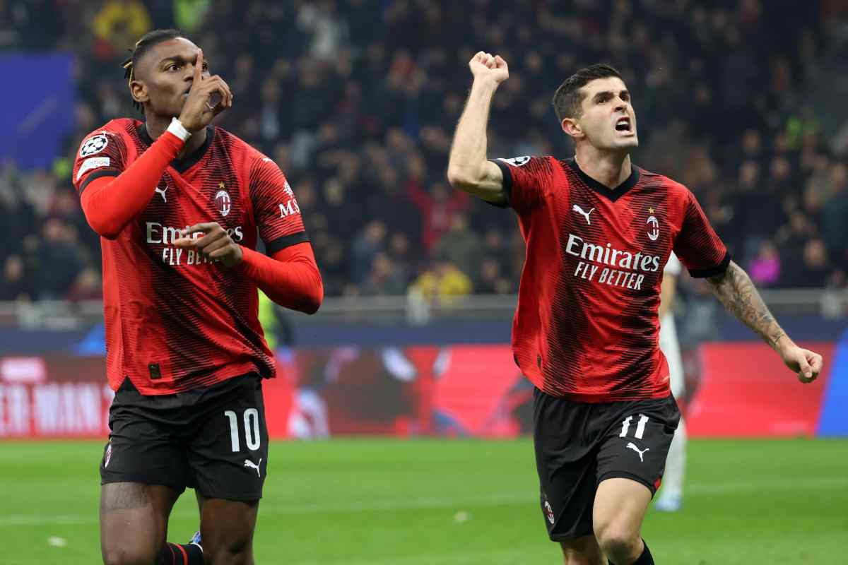 Rafael Leao e Christian Pulisic esultano dopo un gol del Milan