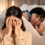 sfondo donna che piange nel sonno e donna con mani in faccia disperata