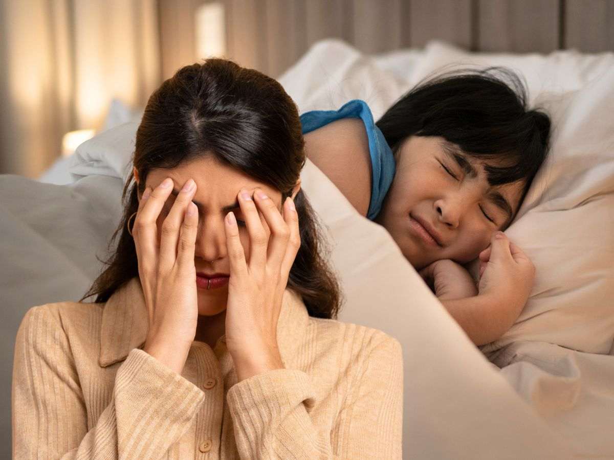 sfondo donna che piange nel sonno e donna con mani in faccia disperata