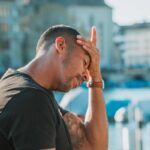 Un uomo preoccupato
