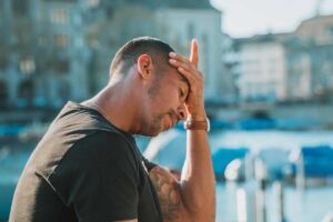 Un uomo preoccupato