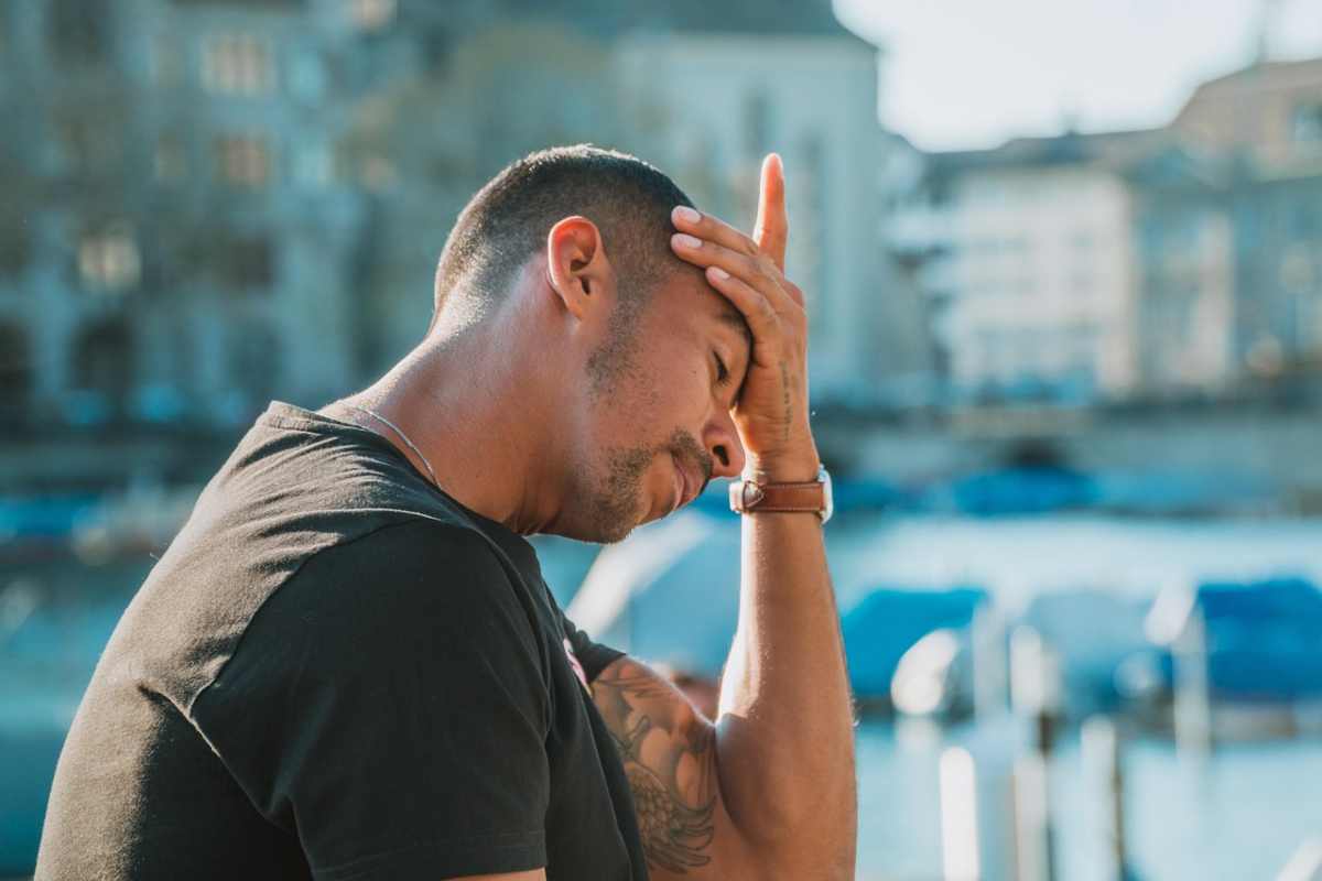 Un uomo preoccupato