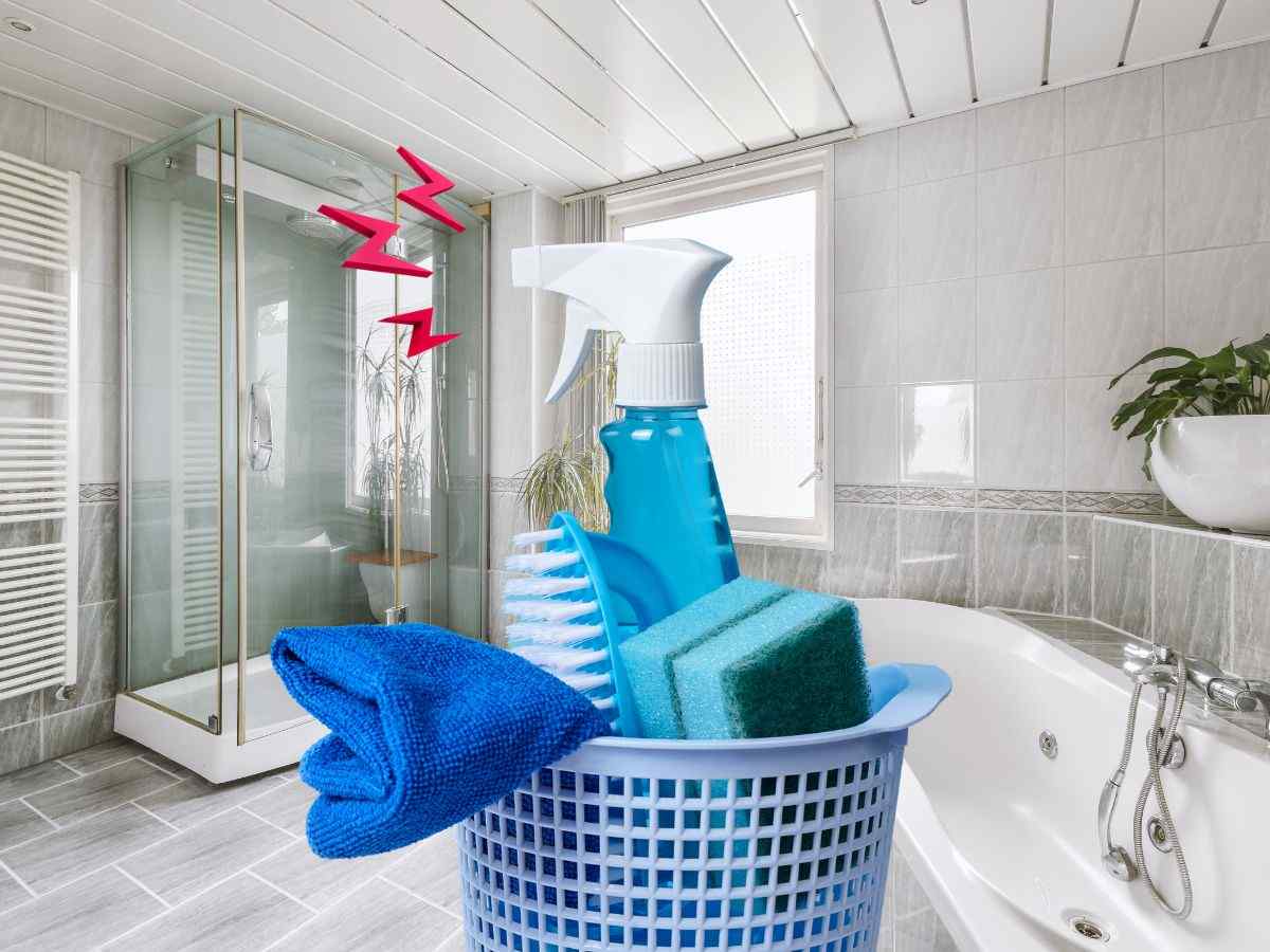 sfondo bagno e cesta con strumenti del pulito