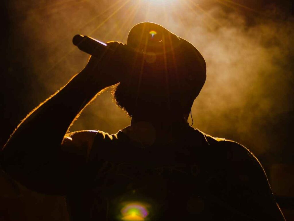 Un cantante al microfono