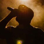 Un cantante al microfono