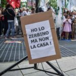 Una protesta per le case popolari a Milano