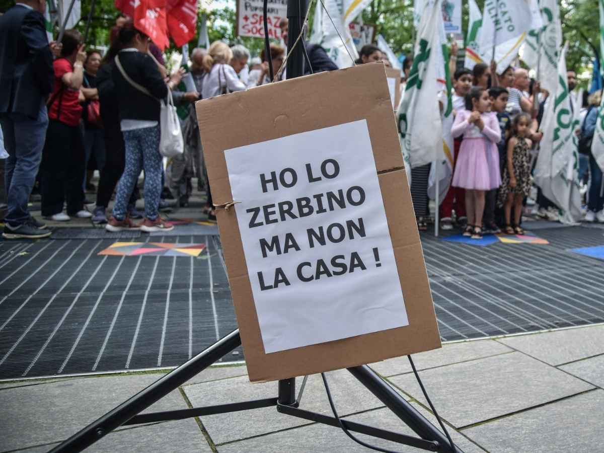 Una protesta per le case popolari a Milano