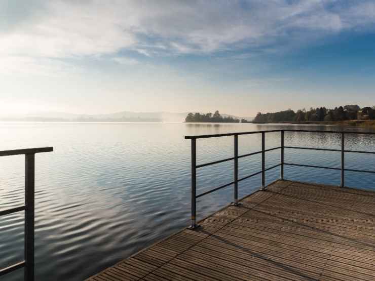 Una struttura sul lago di Varese