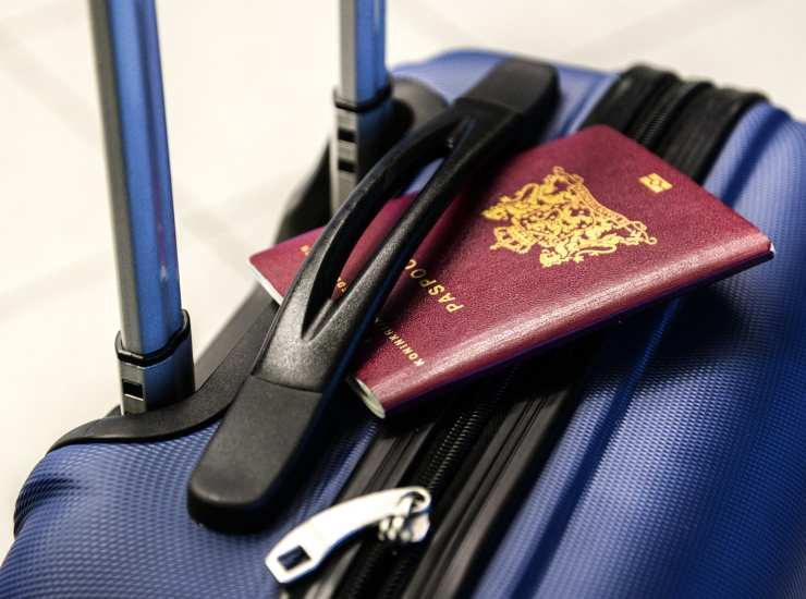 Un passaporto sulla valigia
