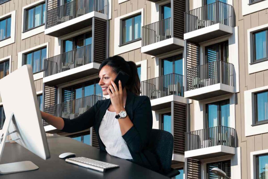 Una condominio sullo sfondo e un amministratore che lavora in primo piano