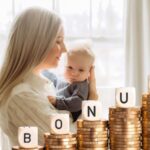 sfondo mamma e figlio e monete con scritta Bonus
