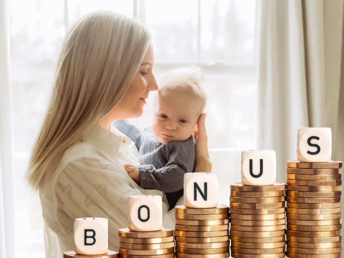 sfondo mamma e figlio e monete con scritta Bonus