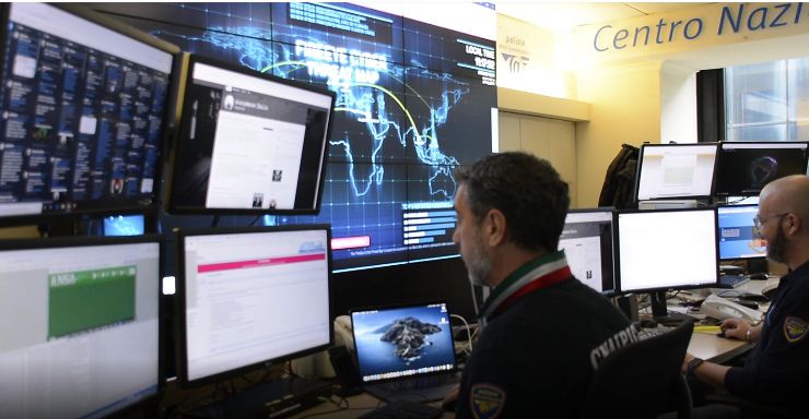 La polizia postale e ingegneri informatici al lavoro