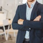 uomo in ufficio con braccia conserte