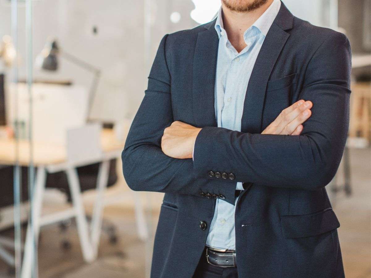 uomo in ufficio con braccia conserte