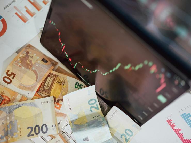 grafico e banconote euro