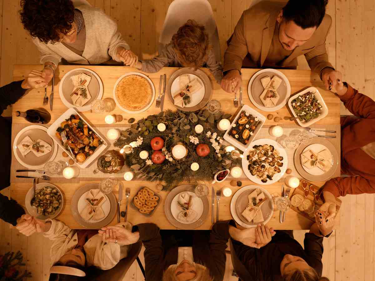 persone a tavola che mangiano insieme