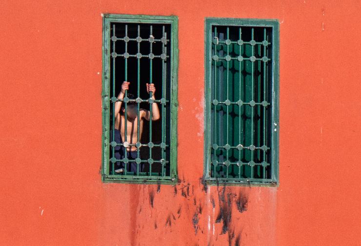 Il carcere minorile Beccaria con alcuni detenuti che protestano