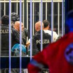 Alcuni poliziotti mentre cercare di fare il loro lavoro